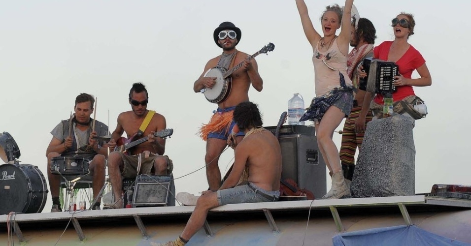 Grupo de pessoas fazem festa em cima de ônibus e instalação no festival Burning Man, em Nevada (29/8/12) - AP Photo/Reno Gazette-Journal, Andy Barron