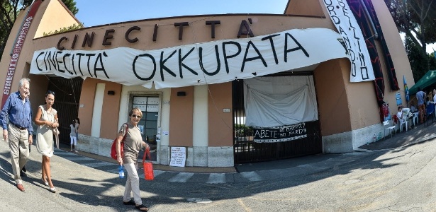 Imagem de manifestação do grupo Cinecittà em frente a sede da produtora de cinema romana (21/7/12) - AFP PHOTO / ANDREAS SOLARO