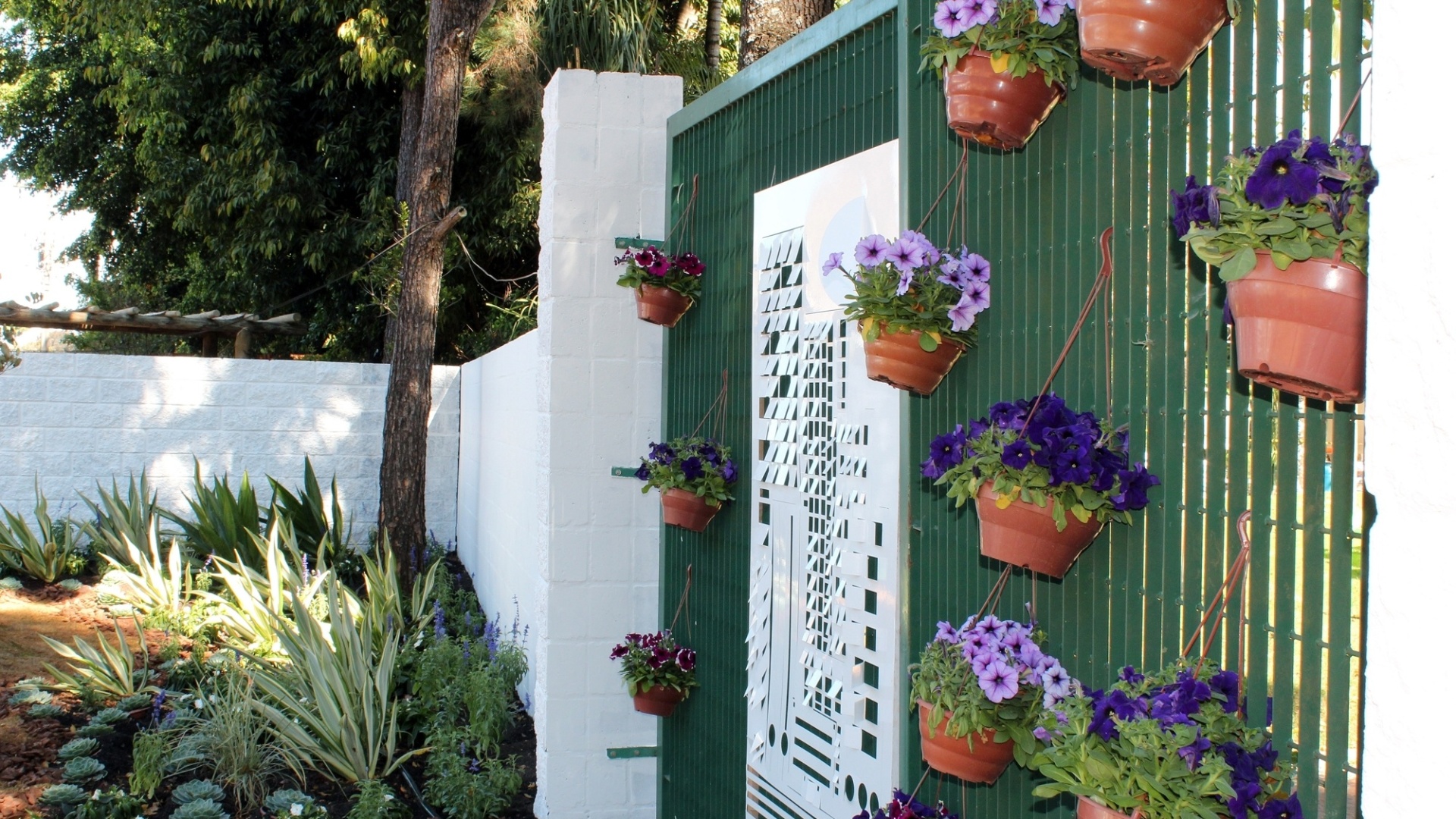 Jardim das Esculturas assinado por Rose Anna Guarany. A 31ª Expoflora fica aberta à vistação de 30 de agosto a 23 de setembro de 2012, de quinta-feira a domingo, sempre das das 9h às 19h. Mais informações: (19) 3802-1499 ou contato@expoflora.com.br - Humberto de Castro/ Divulgação