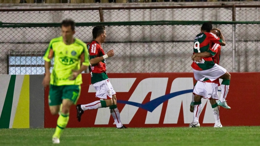Jogadores da Portuguesa comemoram com Bruno Mineiro o gol marcado pelo atacante no jogo contra o Palmeiras