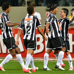 Jogadores do Atlético-MG comemoram com Danilinho o gol marcado pelo jogador no duelo com a Ponte Preta - undefined