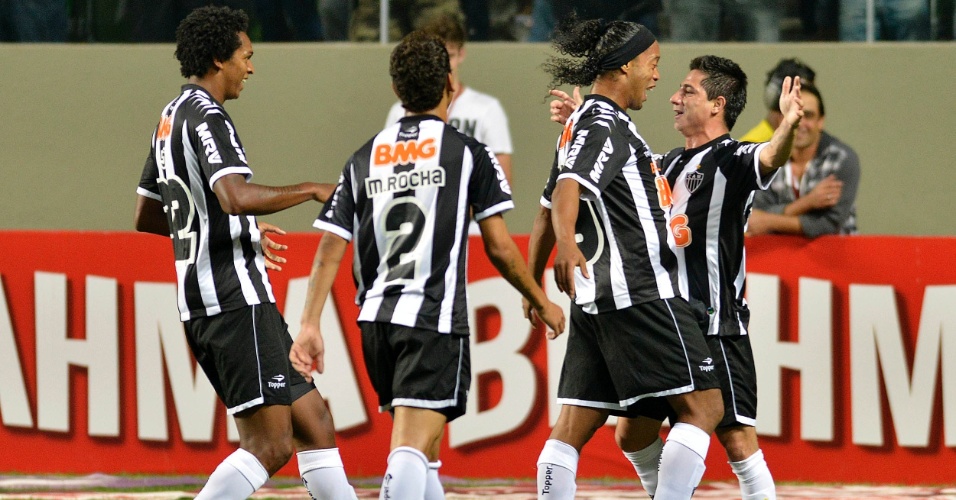 Jogadores do Atlético-MG comemoram com Danilinho o gol marcado pelo jogador no duelo com a Ponte Preta
