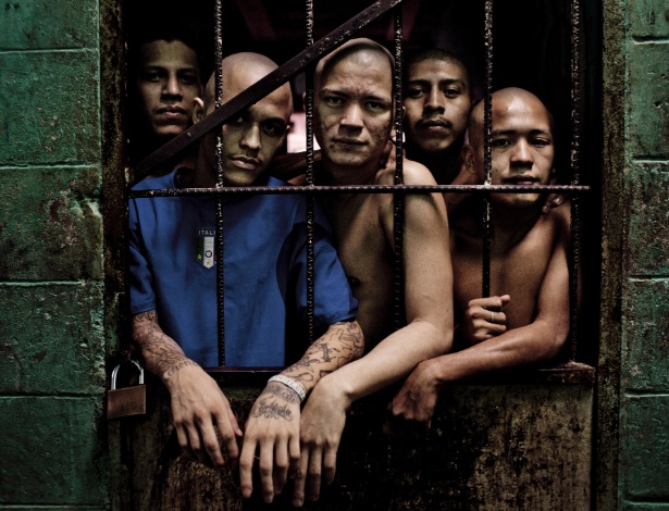 Membros da gangue Barrio 18, uma das maiores do país, fotografados na prisão de Quezaltepeque - Tomas Munita / The New York Times