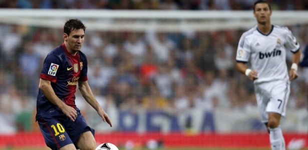 Messi é observado por Cristiano Ronaldo; competição entre os dois irrita o argentino