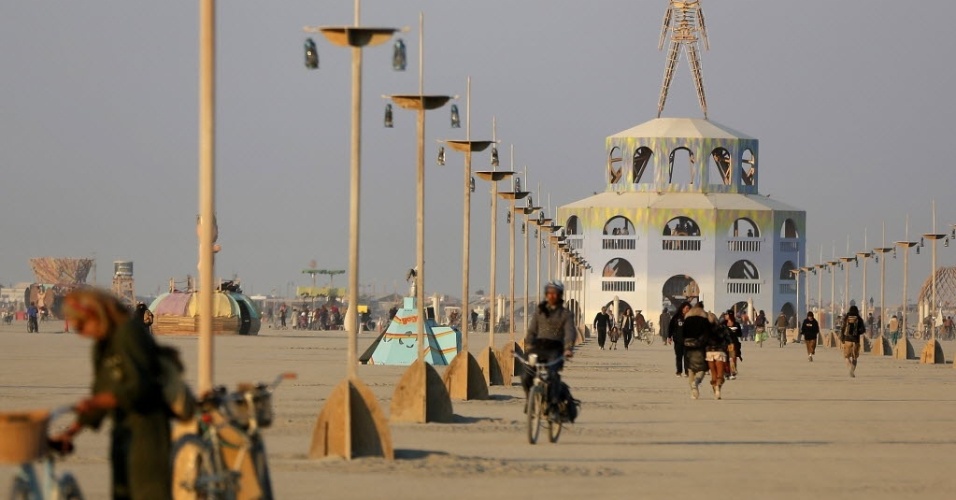 O primeiro Burning Man foi realizado no verão de 1986, quando um grupo de amigos de San Francisco construiu um boneco de madeira de mais de dois metros de altura e queima-lo durante uma festa - REUTERS/Jim Urquhart