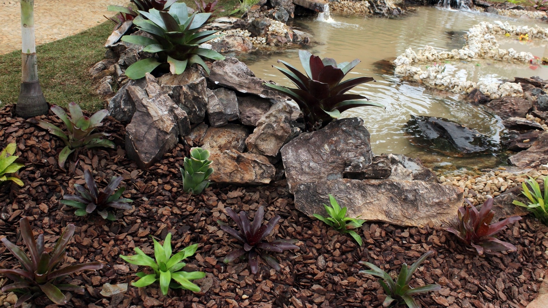 Paraíso Ecológico desenhado por Paulo Y. Kai, Rogério L. de Oliveira e Nivaldo Dellagostini. A 31ª Expoflora fica aberta à vistação de 30 de agosto a 23 de setembro de 2012, de quinta-feira a domingo, sempre das das 9h às 19h. Mais informações: (19) 3802-1499 ou contato@expoflora.com.br - Humberto de Castro/ Divulgação