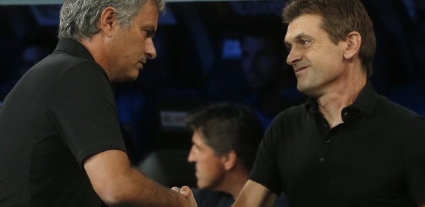 Mourinho e Vilanova se cumprimentam antes do jogo pela Supercopa da Espanha - REUTERS/Juan Medina