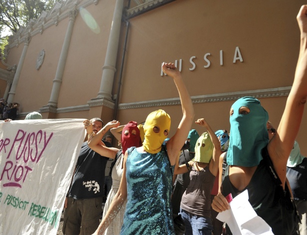Um grupo de ativistas participam de protesto em apoio ao grupo punk Pussy Ryot nos arredores do pavilhão russo na Bienal de Arquitetura de Veneza 2012 (29/8/2012) - Szilard Koszticsak/EFE