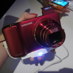 30.ago.2012 - Galaxy Camera é a primeira câmera digital fotográfica no mercado a usar o sistema Android 4.1 (Jelly Bean) - Ana Ikeda/UOL