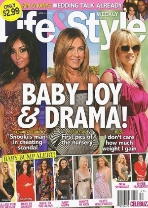 A revista falou dos dramas e alegrias da gravidez das famosas, incluindo Jennifer Aniston