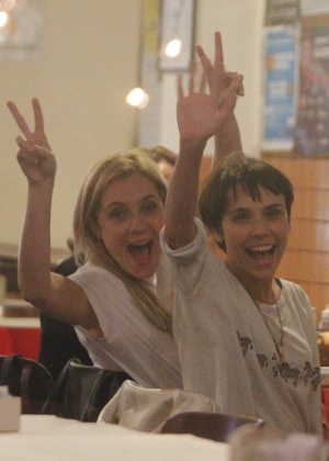 Adriana Esteves e Débora Falabella saíram para jantar na noite desta quarta-feira (29) no Rio de Janeiro (29/8/12)