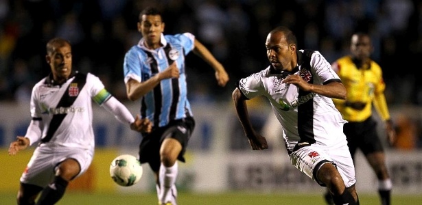 Alecsandro e Felipe tentam levar o Vasco ao ataque em mais uma jogada frustrada - Marcelo Sadio/ site oficial do Vasco