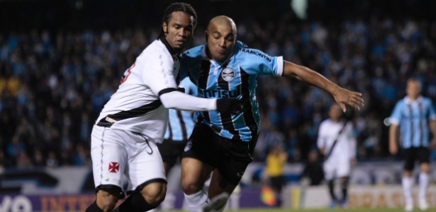 Anderson Pico (d) se firmou como lateral esquerdo titular do Grêmio após perder peso - Wesley Santos/Pressdigital