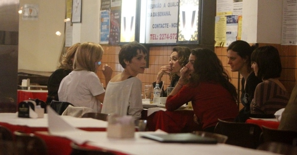 Atrizes de "Avenida Brasil" aproveitaram o tempo livre para jantar em um restaurante do Rio de Janeiro (29/8/12)