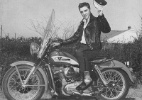 Elvis Presley também era motociclista - Reprodução
