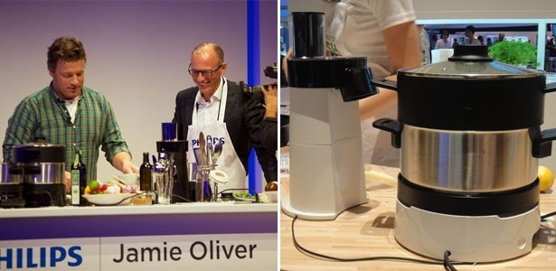 Jamie Oliver (esq) e executivo da Philips apresentam Home Cooker - Divulgação e Ana Ikeda/UOL