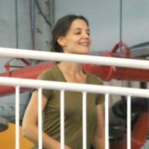 Katie Holmes levou a filha Suri para a aula de ginástica olímpica, em Nova York (28/8/12)