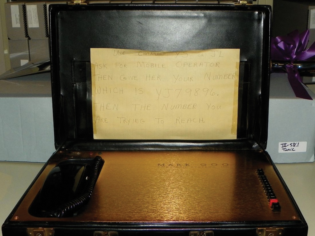 Maleta com telefone móvel, uma espécie de telefone celular dos anos 1960, item da exposição "The Elvis Experience", que chega ao Brasil em setembro de 2012 - Divulgação