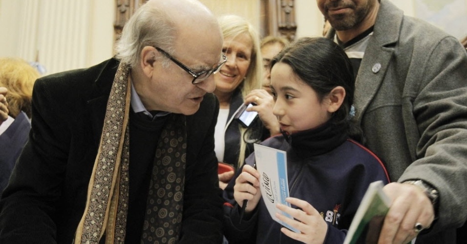 O cartunista Quino autografa livros de fãs da personagem Mafalda, ícone dos quadrinhos argentinos, em Buenos Aires (30/8/12) - EFE/Leo La Valle