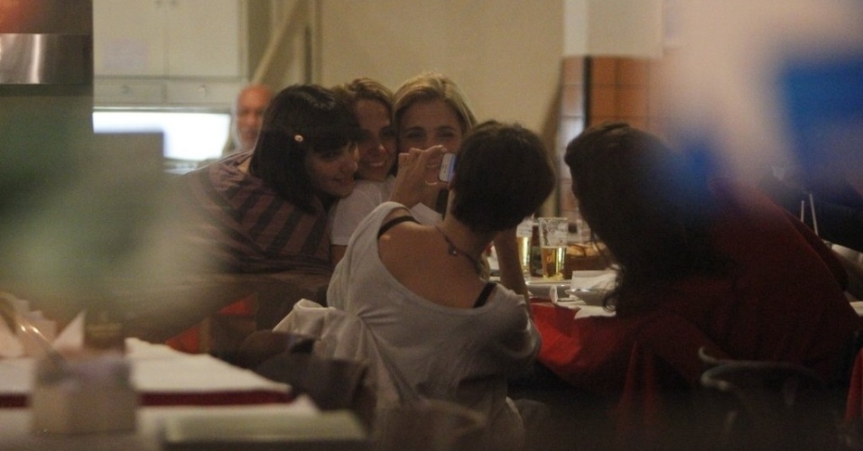 O elenco feminino da novela "Avenida Brasil" também aproveitou para registrar o jantar (29/8/12)