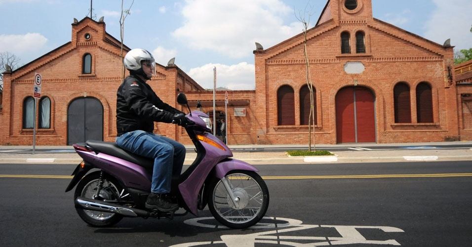 O modelo é equipado com rodas de 17 polegadas na dianteira e 14 na traseira - M. Maranhão/Infomoto