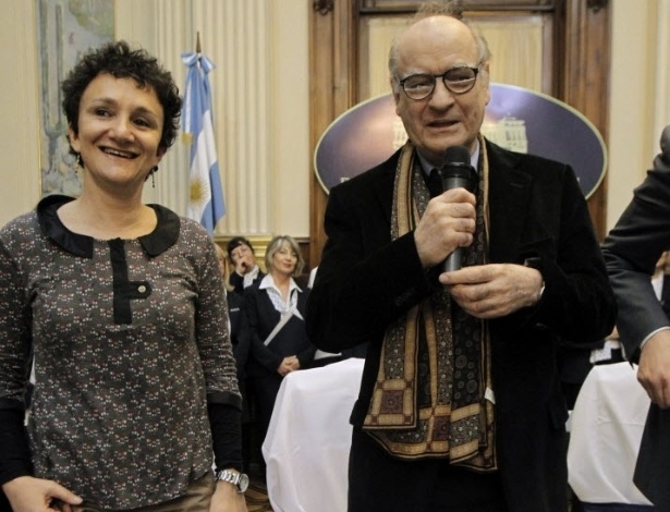 Pai da personagem Mafalda, o cartunista argetino Quino comemorou seus 80 anos com homenagem do Congresso Nacional de Buenos Aires (30/8/12) - EFE/Leo La Valle