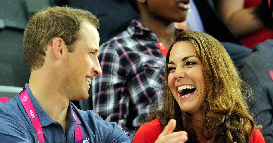 Príncipe William e a duquesa de Cambridge Kate Middleton se divertem durante a competição do ciclismo dos Jogos Paraolímpicos de Londres