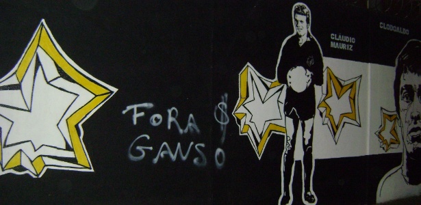 Revoltada, torcida do Santos picha "Fora Ganso" no muro personalizado do CT Rei Pelé - Samir Carvalho/UOL 