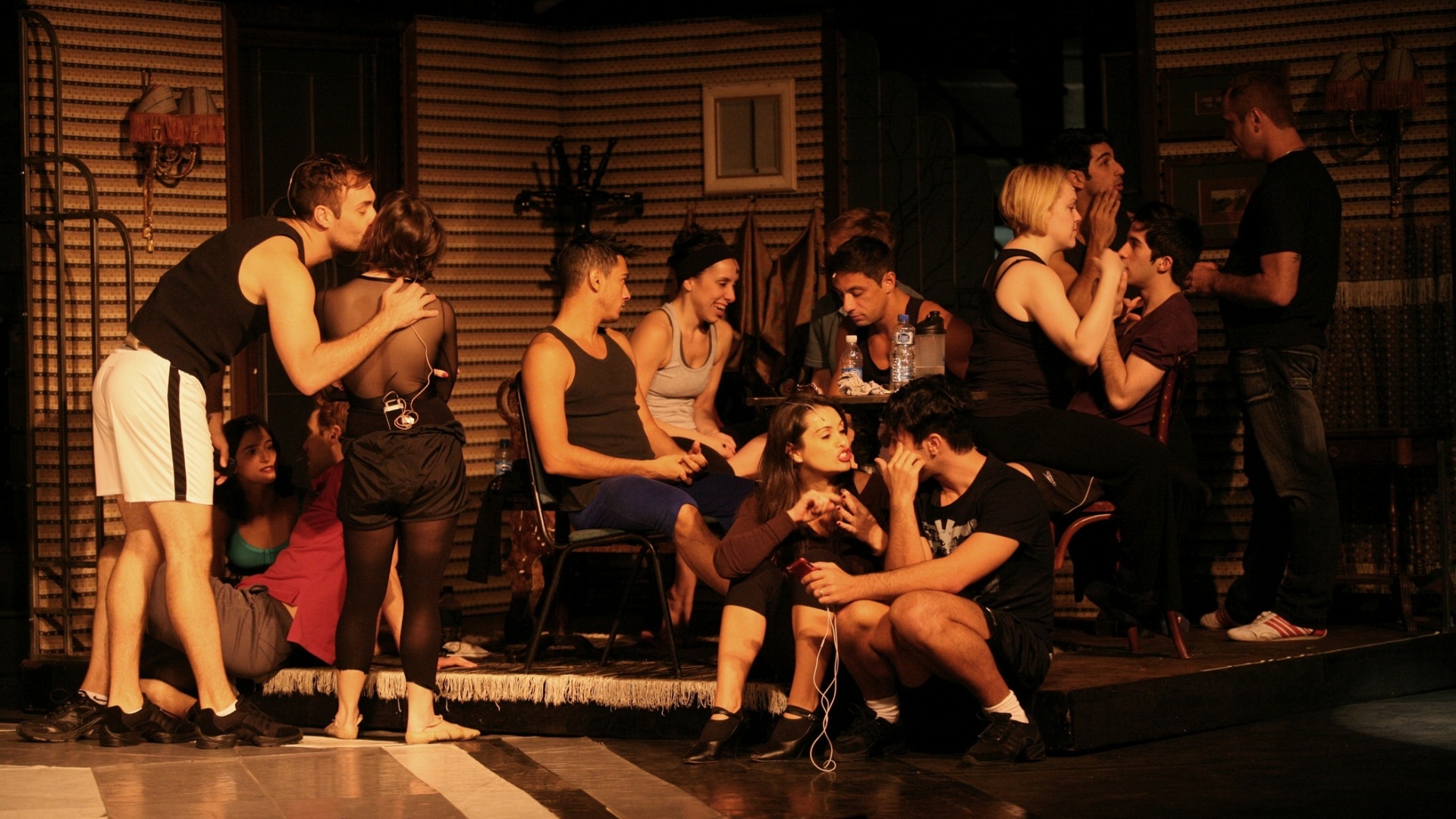 Atores do espetáculo musical "Cabaret", estrelado por Claudia Raia, conversam enquanto afinam suas vozes antes da reestreia (25/08/12) - Monalisa Lins/UOL