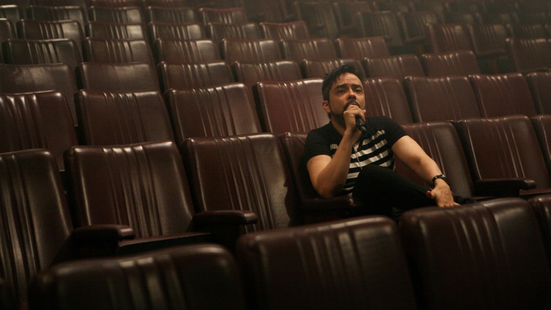 O diretor musical do espetáculo "Cabaret", Marconi Araújo, auxilia os atores a afinar suas vozes antes da reestreia em SP (25/08/12) - Monalisa Lins/UOL