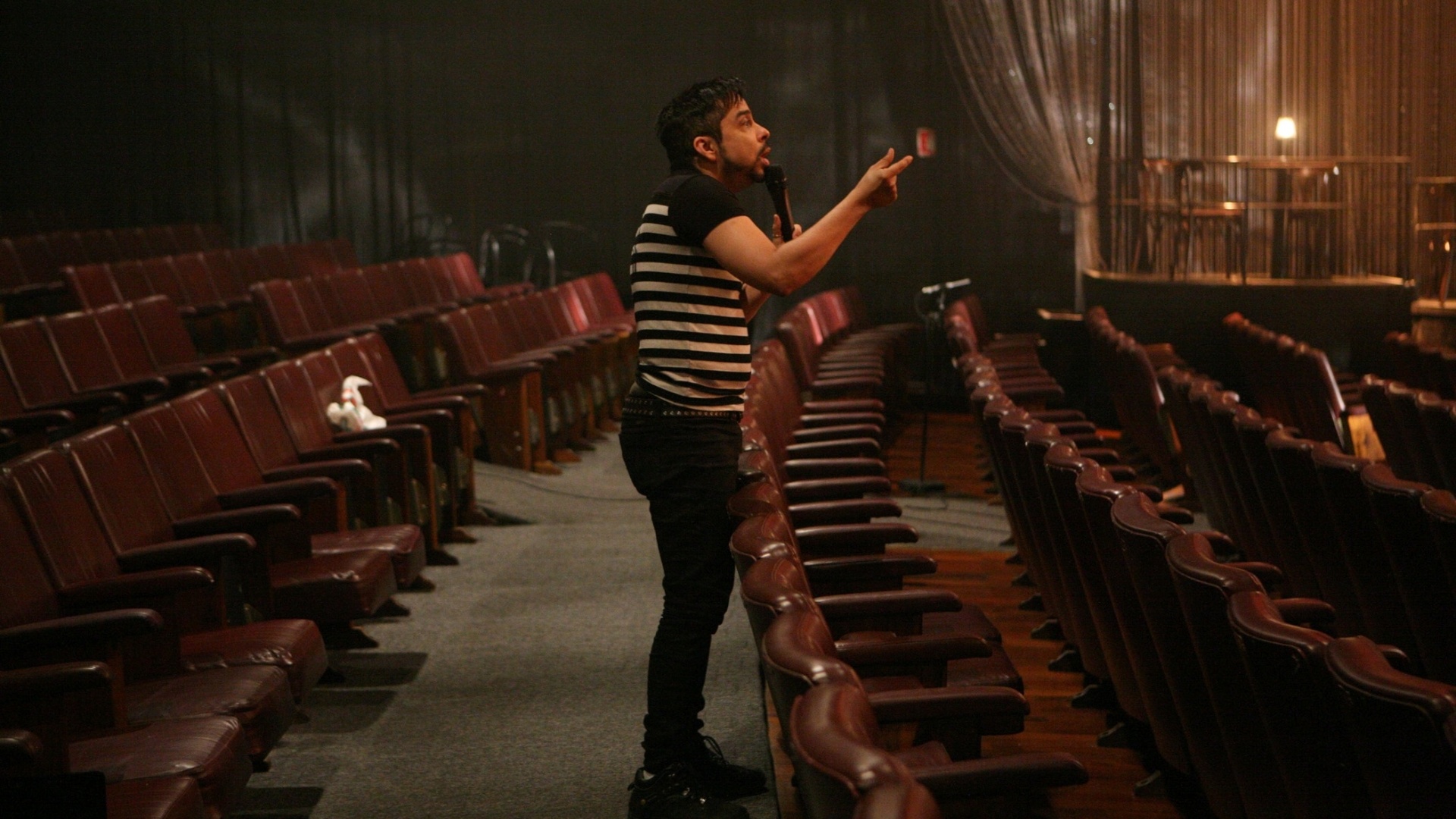 O diretor musical do espetáculo "Cabaret", Marconi Araújo, dá bronca no elenco por uso de smartphones no palco pouco antes da reestreia em SP (25/08/12) - Monalisa Lins/UOL