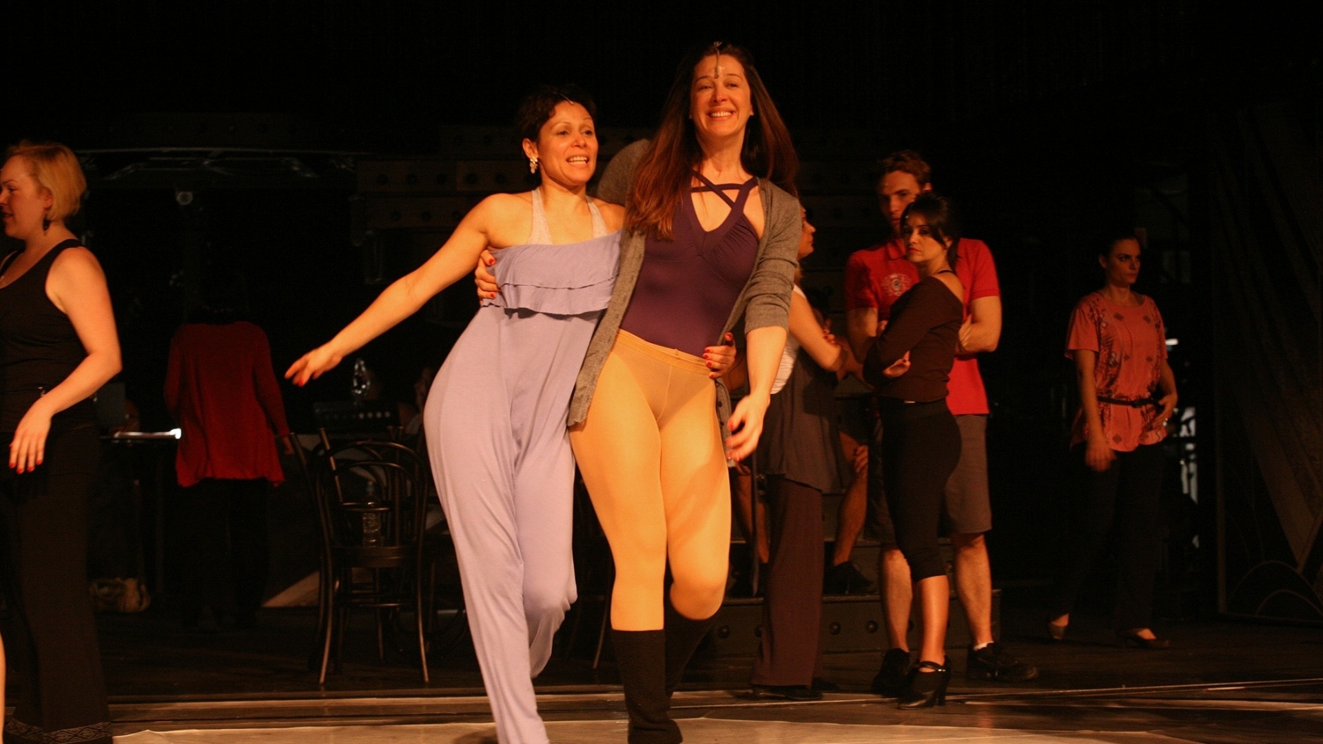 Cláudia Raia e Lyane Maia se divertem nos bastidores do espetáculo musical "Cabaret", pouco antes da reestreia em SP (25/08/12) - Monalisa Lins/UOL