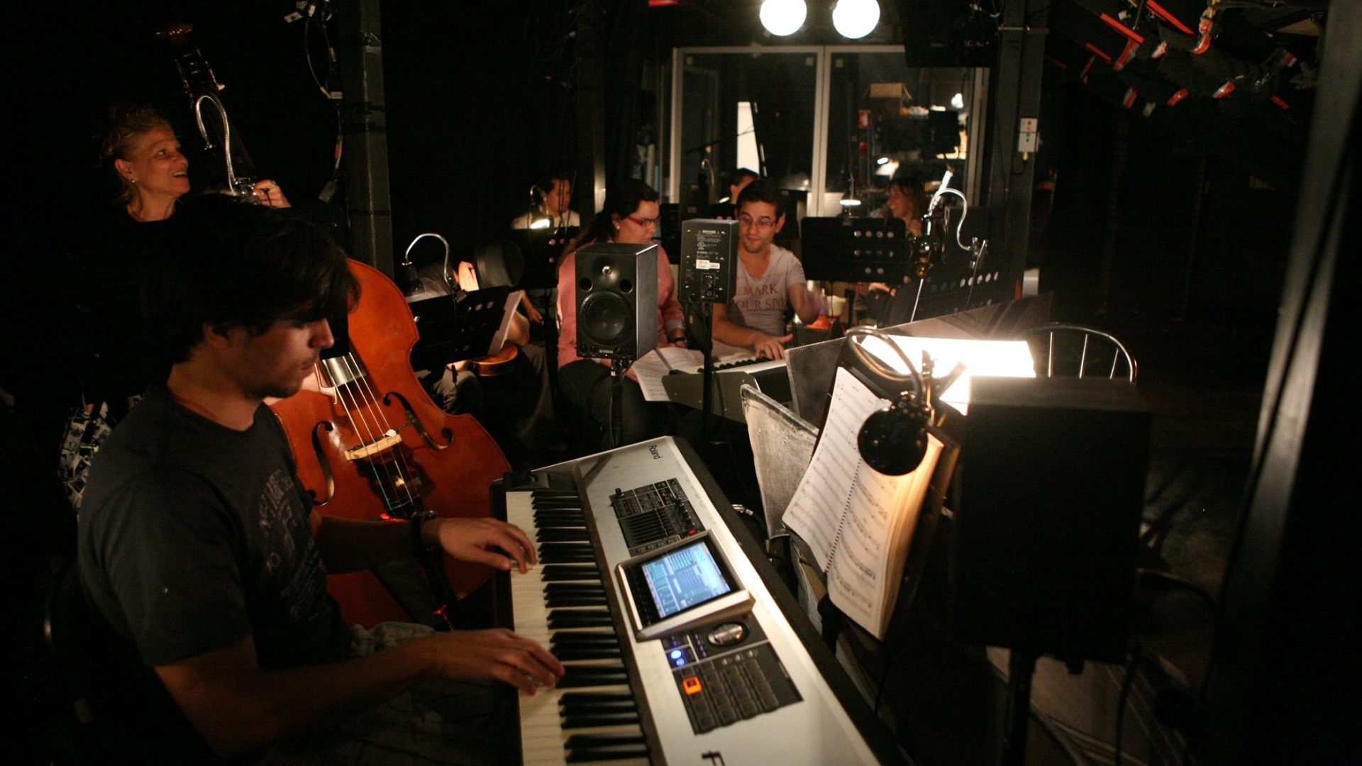 A orquestra afina os instrumentos pouco antes da reestreia do espetáculo musical "Cabaret", estrelado por Claudia Raia, em SP (25/08/12) - Monalisa Lins/UOL