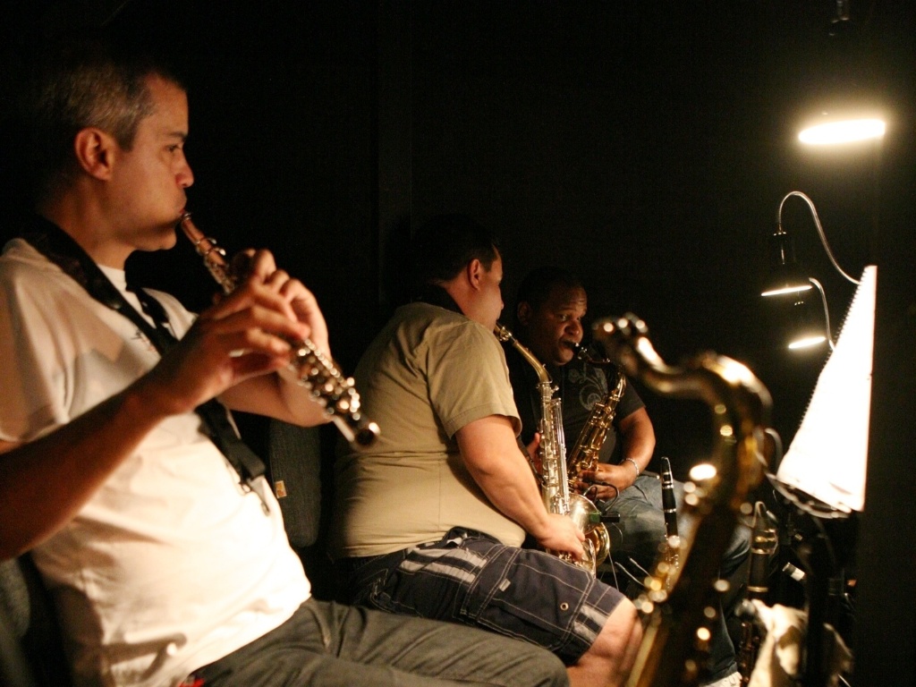 A orquestra afina os instrumentos pouco antes da reestreia do espetáculo musical "Cabaret", estrelado por Claudia Raia, em SP (25/08/12) - Monalisa Lins/UOL