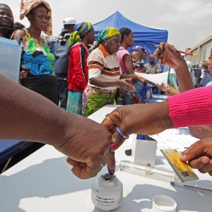 Posto de votação no centro de Luanda - Juca Varella/Folhapress