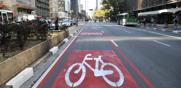 Vista da ciclofaixa da avenida Paulista, em São Paulo; ela funcionará das 7 às 16h - J.Duran Machfee/Futura Press