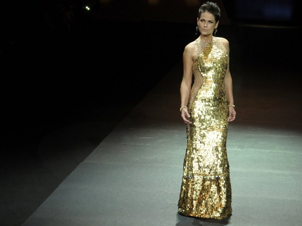 A apresentadora Xuxa desfila com seu novo visual moreno no evento focado em cabelos - Amauri Nehn e Francisco Cepeda / AgNews