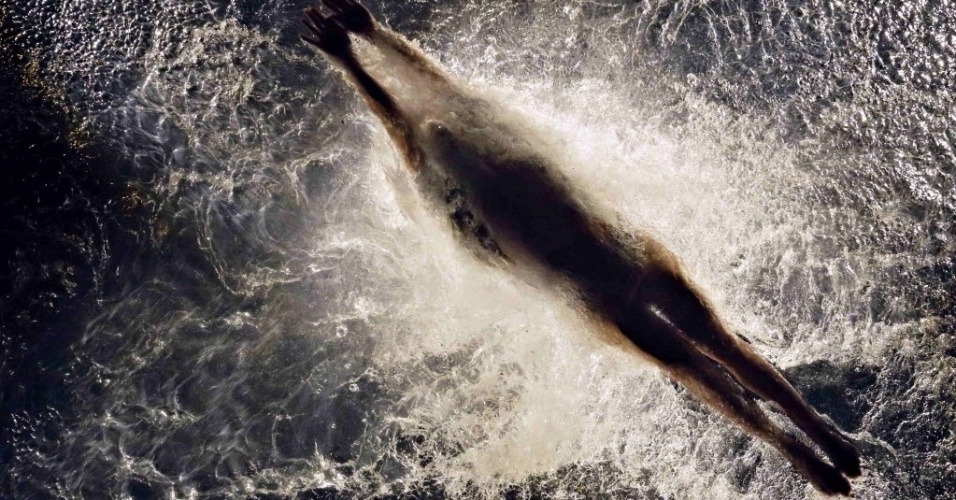 A companhia de dança argentina Fuerza Bruta se apresenta pela primeira vez em um país asiático. No espetáculo "Mylar", composto por três atos, os dançarinos dançam em um vidro transparente coberto por água (31/8/12) - REUTERS/Tim Chong