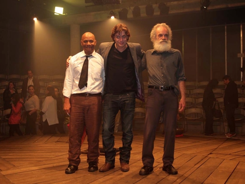 A direção da adaptação brasileira valoriza o embate psicológico, filosófico e religioso entre Black e White, impulsiona a discussão para uma esfera feroz e contundente, sem deixar de lado o humor crítico e ácido presente no jogo teatral (30/8/12) - Orlando Oliveira/AgNews