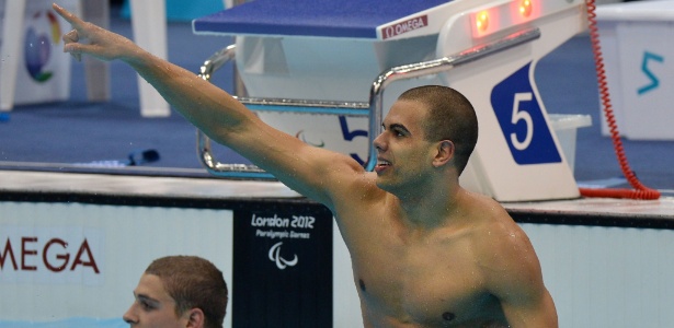 Brasileiro André Brasil comemora após conquistar a medalha de ouro nos 50 m livre S10 em Londres