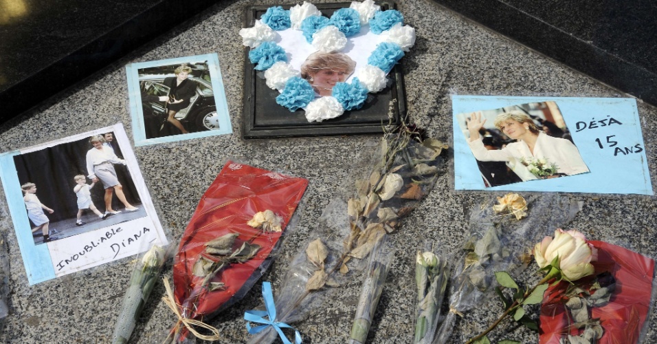 Flores e homenagens para Lady Di são colocadas próximas ao túnel em Paris onde a princesa morreu. O local, onde fica a "Chama da Liberdade", se tornou uma espécie de memorial informal de Diana (31/8/2012)