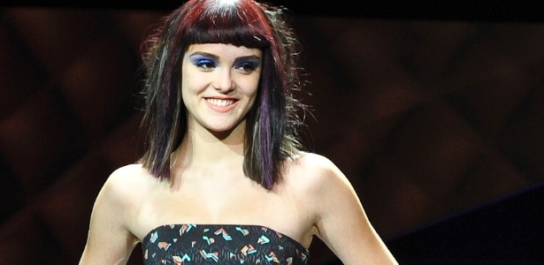 Isabelle Drumond desfila penteado concebido por Celso Kamura no Hair Fashion Show 2012 - Divulgação