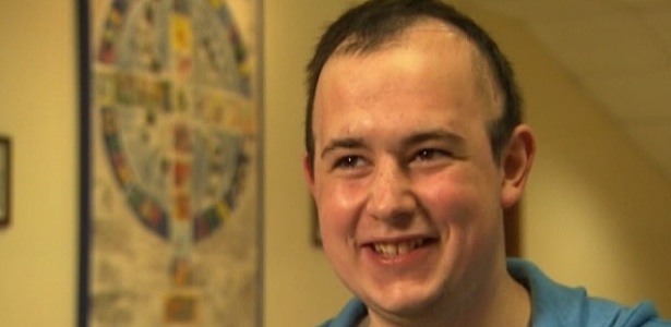 O estudante John Baxter, de 16 anos, que descobriu um tumor maligno em 2011 - Reprodução/BBC