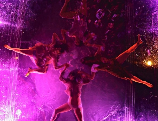 "Mylar", espetáculo do grupo de dança argentino Fuerza Bruta é apresentado sobre um vidro transparente coberto por água, onde os acrobatas fazem as coreografias. O público assiste o espetáculo olhando debaixo para cima (31/8/12)  - REUTERS/Tim Chong