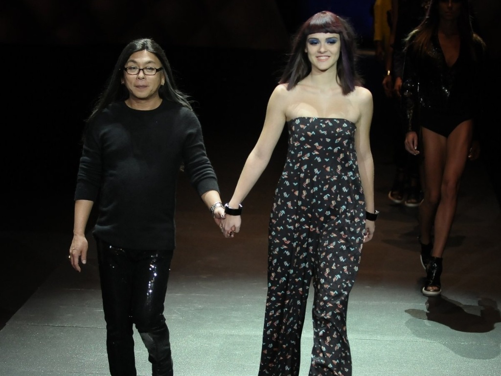 O cabeleireiro Celso Kamura entra na passarela com a atriz Isabelle Drummond - Amauri Nehn e Francisco Cepeda / AgNews