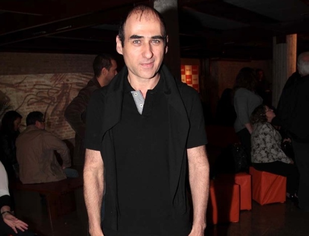 O estilista Amir Slama compareceu à pré-estreia da peça "O Expresso do Pôr do Sol", no Tucarena, em SP (30/8/12) - Orlando Oliveira/AgNews