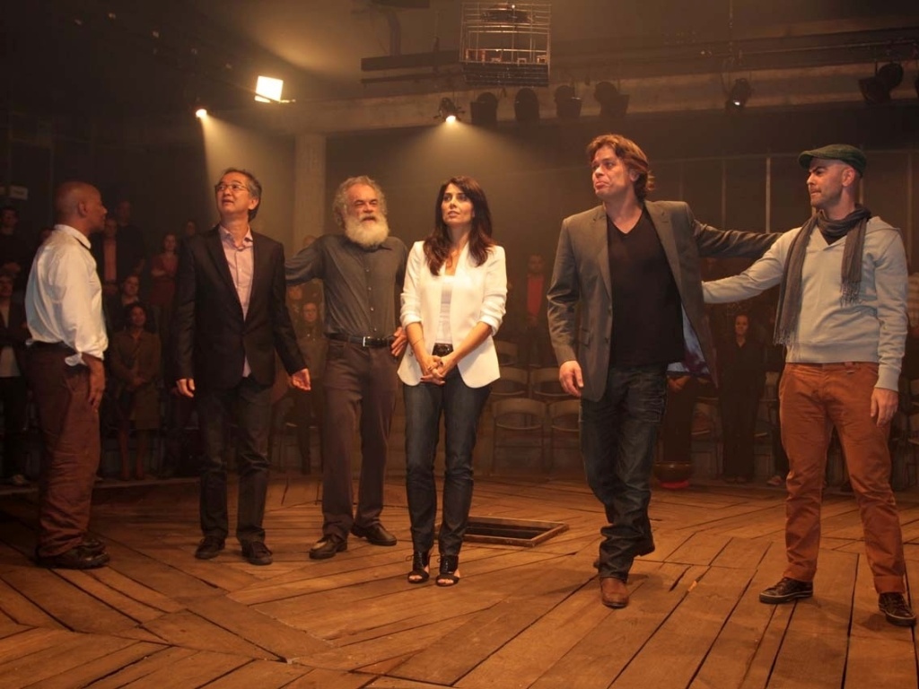 "O Expresso do Pôr do Sol" narra a história de dois homens que, fechados em um apartamento no subúrbio e com um passado completamente diferente, se veem  envolvidos em um intenso debate sobre o valor das suas existências (30/8/12) - Orlando Oliveira/AgNews