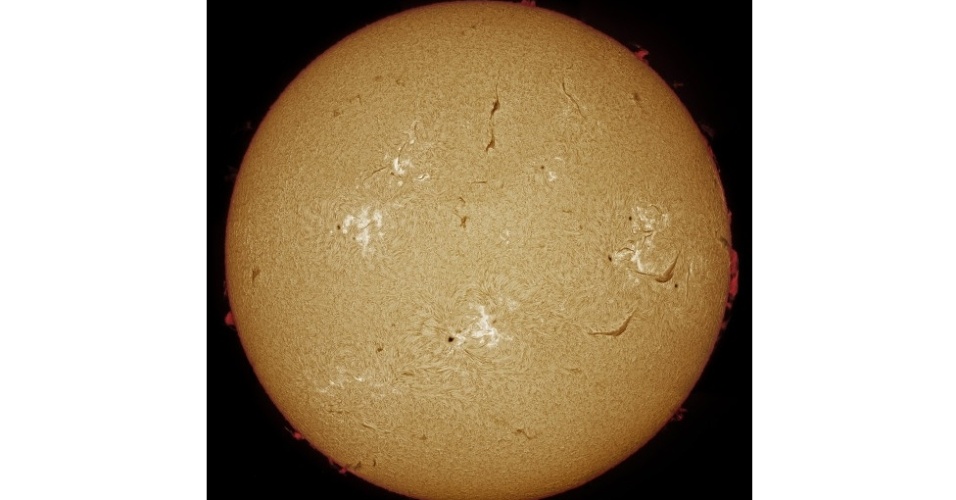 O nosso sol entra em um período de ativisa máxima a cada 11 anos, com sua cromosfera exibindo proeminências, manchas e chamas. A imagem de alta resolução foi registrada por Peter Ward e mostra em detalhes a dinânimca da atmosfera solar  - Dave Abdo