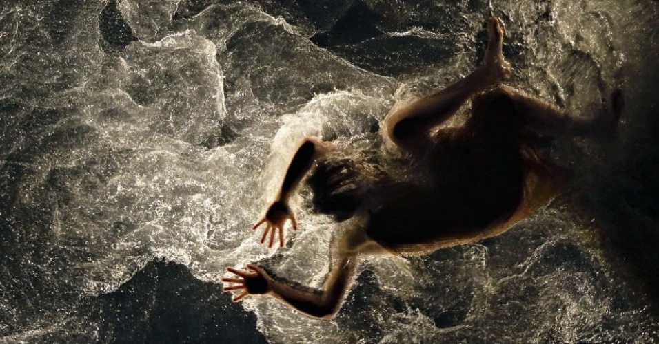 Os acrobatas do grupo Fuerza Bruta já fizeram shows em mais de 30 países, e atualmente apresentam o espetáculo "Mylar", em festival de cultura de Cingapura (31/8/12) - REUTERS/Tim Chong