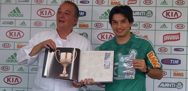 Tiago Real recebe livro e DVD de Roberto Frizzo na sua apresentação no Palmeiras - Danilo Lavieri/UOL Esporte